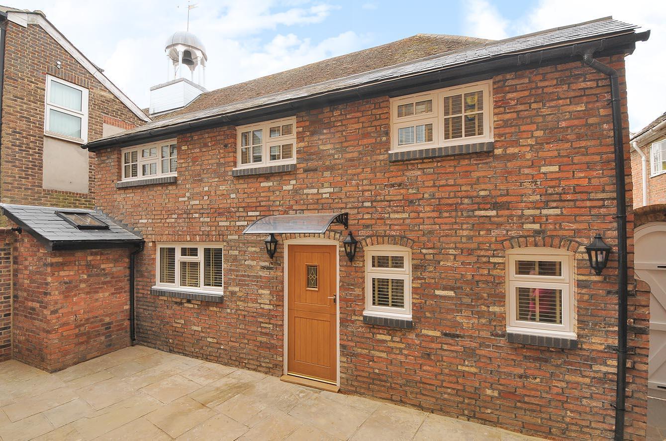 House Blackhorse Way in Horsham