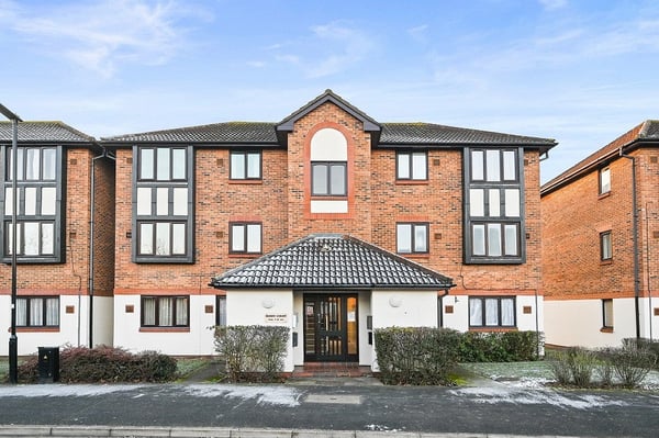 Flat Berry Court in Greater London