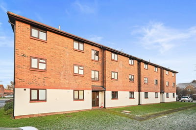 Flat Berry Court in Greater London