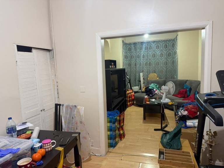 Flat Conifer Court in Greater London