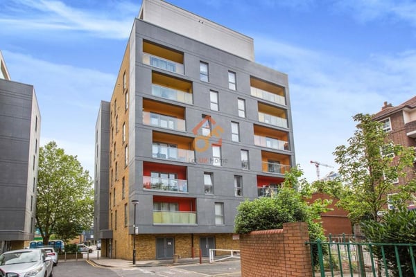 Flat Crowder Street in Greater London