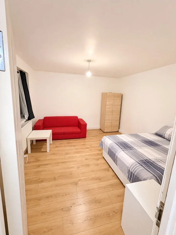 Room Lansdowne Road in Greater London