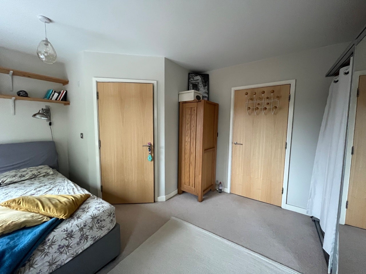Room Caversham Road in Greater London