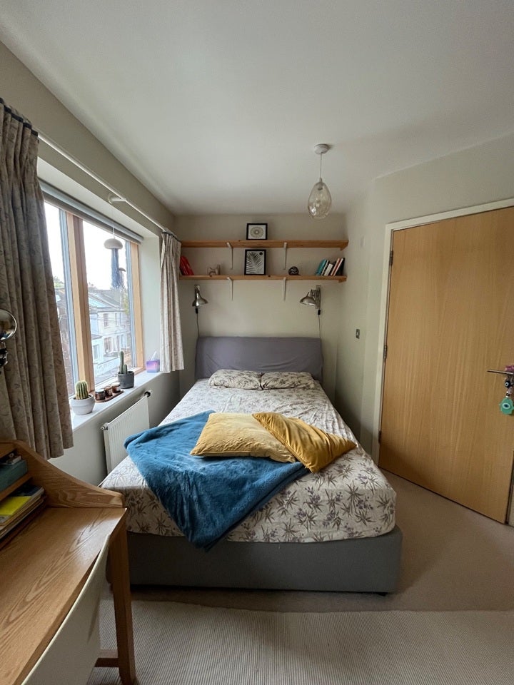 Room Caversham Road in Greater London