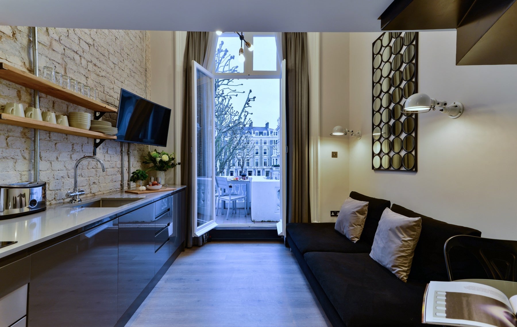 Flat Linden Gardens in Greater London