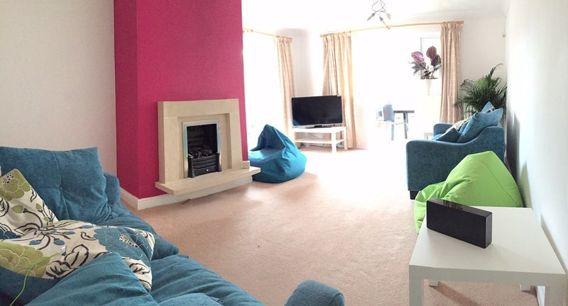 Room Gaveston Close in Warwick