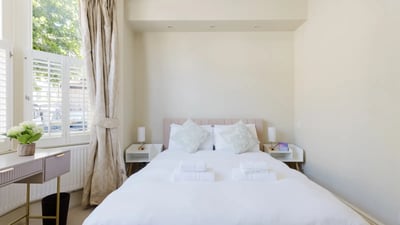 Flat Carnanton Road in Greater London