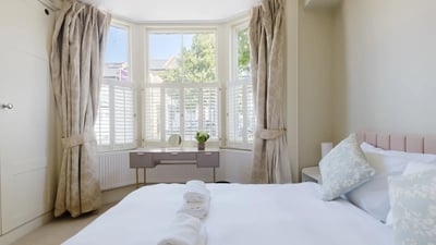 Flat Carnanton Road in Greater London