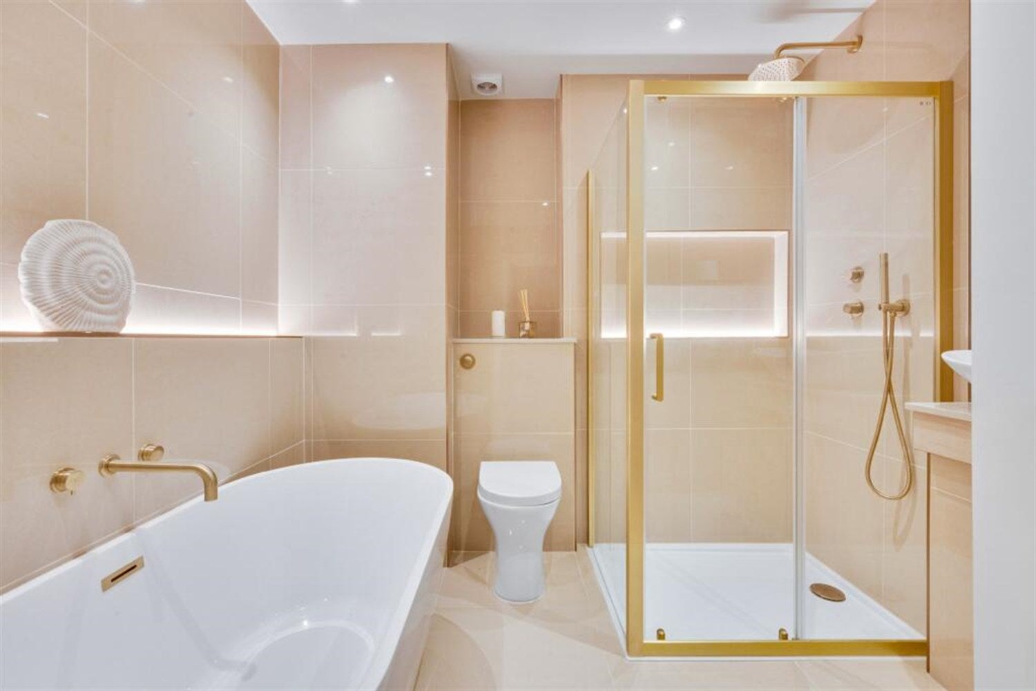 Flat Eardley Crescent in Greater London